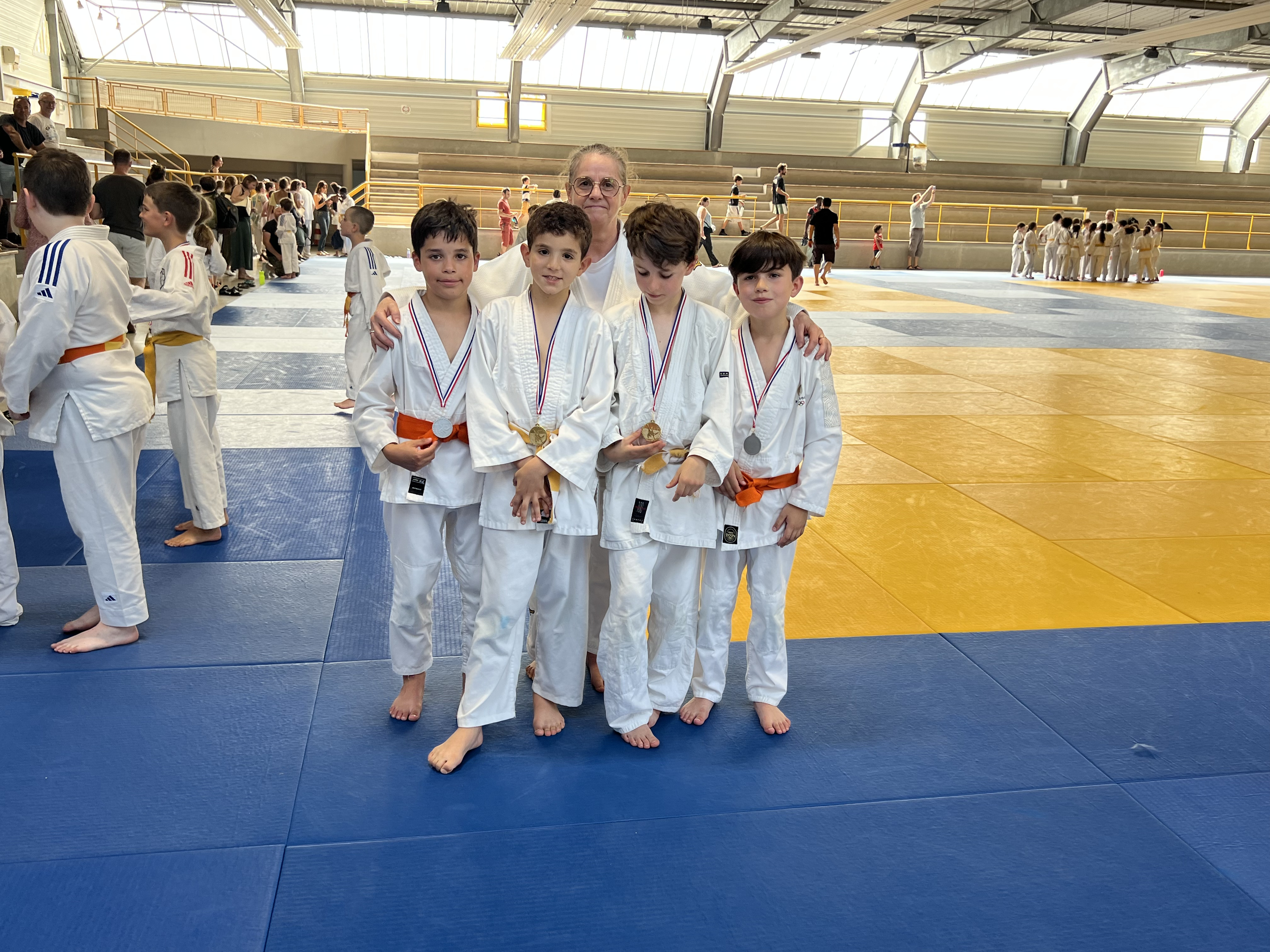 - Poussins : Pablo et Yani, (ceinture blanc/Jaune) 1ers (au centre) et Eyden et Côme, (ceinture orange)  2èmes (à gauche et à droite)